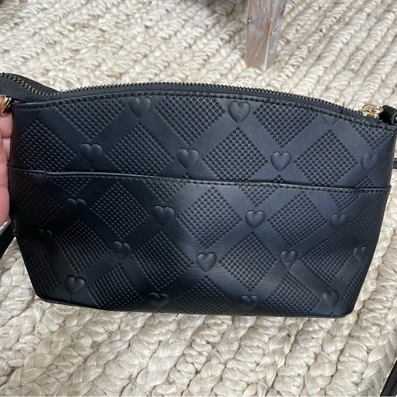 Betsy Johnson faux leather crossbody purse heart embossed black and gold - Picture 4 of 8
